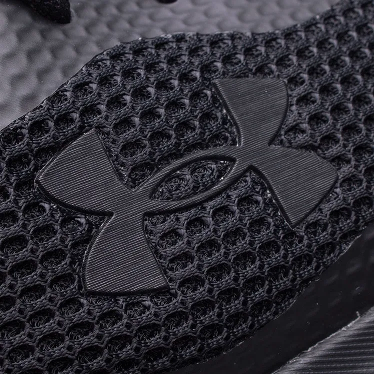 UNDER ARMOUR SURGE 3 HERENSCHOENEN 3024883002 ZWART