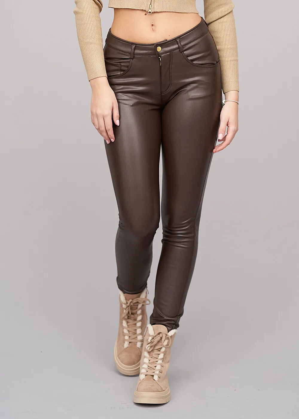 Urban Classics Dames Mid Waist Slim Fit Kunstleder Broek bruin