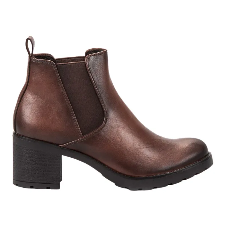 W. Potocki Bruine Chelsea Boots Op Een Bar